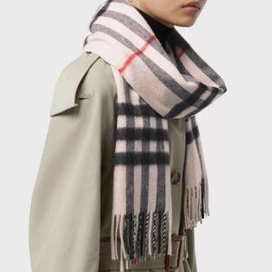 NWOT Burberry The Classic Check Cashmere Scarf